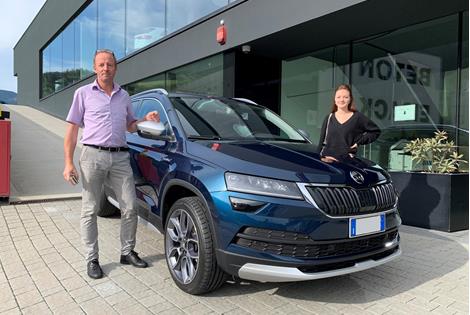 skoda-karoq-gb022ym-familie-clemenit-baumgartner-vom-hotel-wolfsgrubenersee